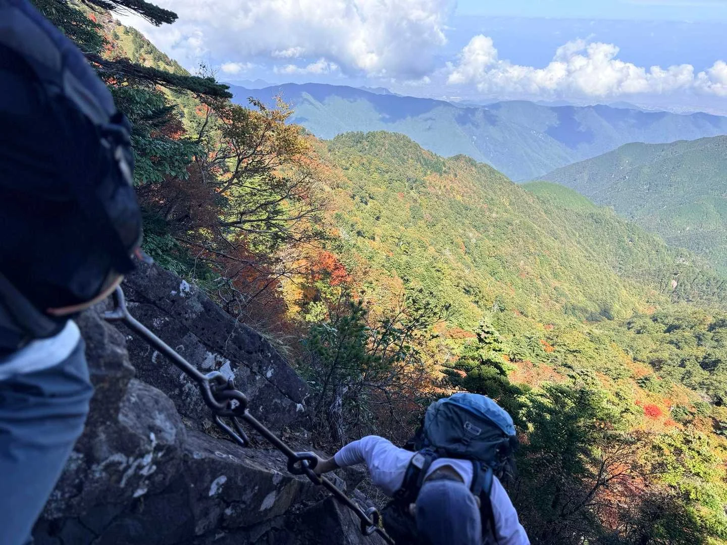 石鎚山・成就社ルート｜二ノ鎖の脇に広がる山並み