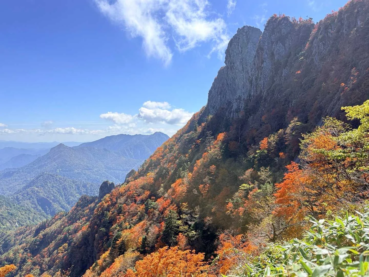 石鎚山・成就社ルート｜岩壁と紅葉を横目に登る