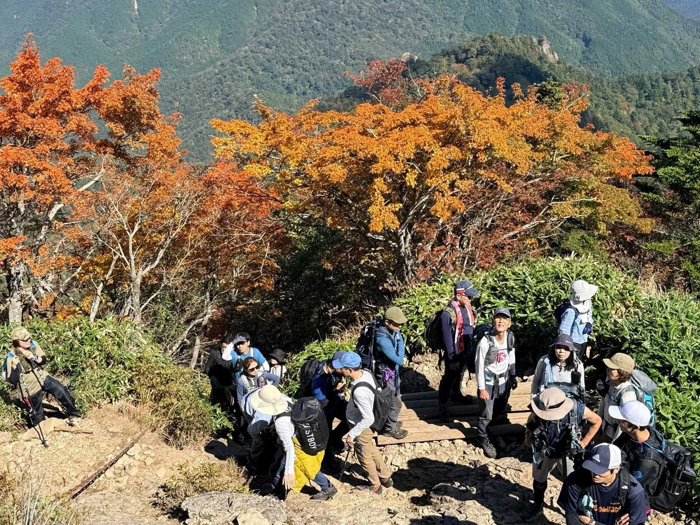 石鎚山・成就社ルート｜下で順番を待つ登山者