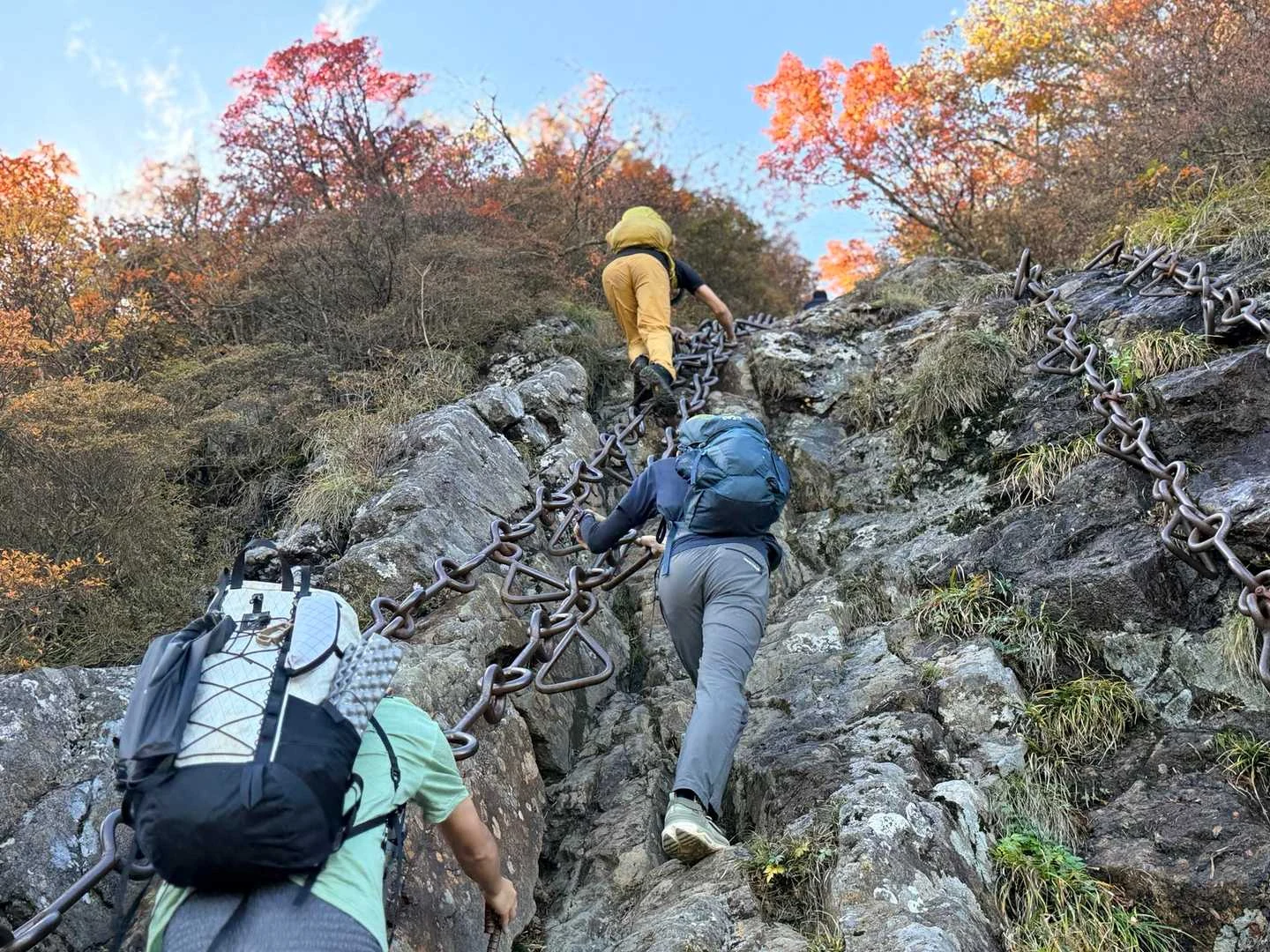 石鎚山・成就社ルート｜三ノ鎖を一人ずつ登る