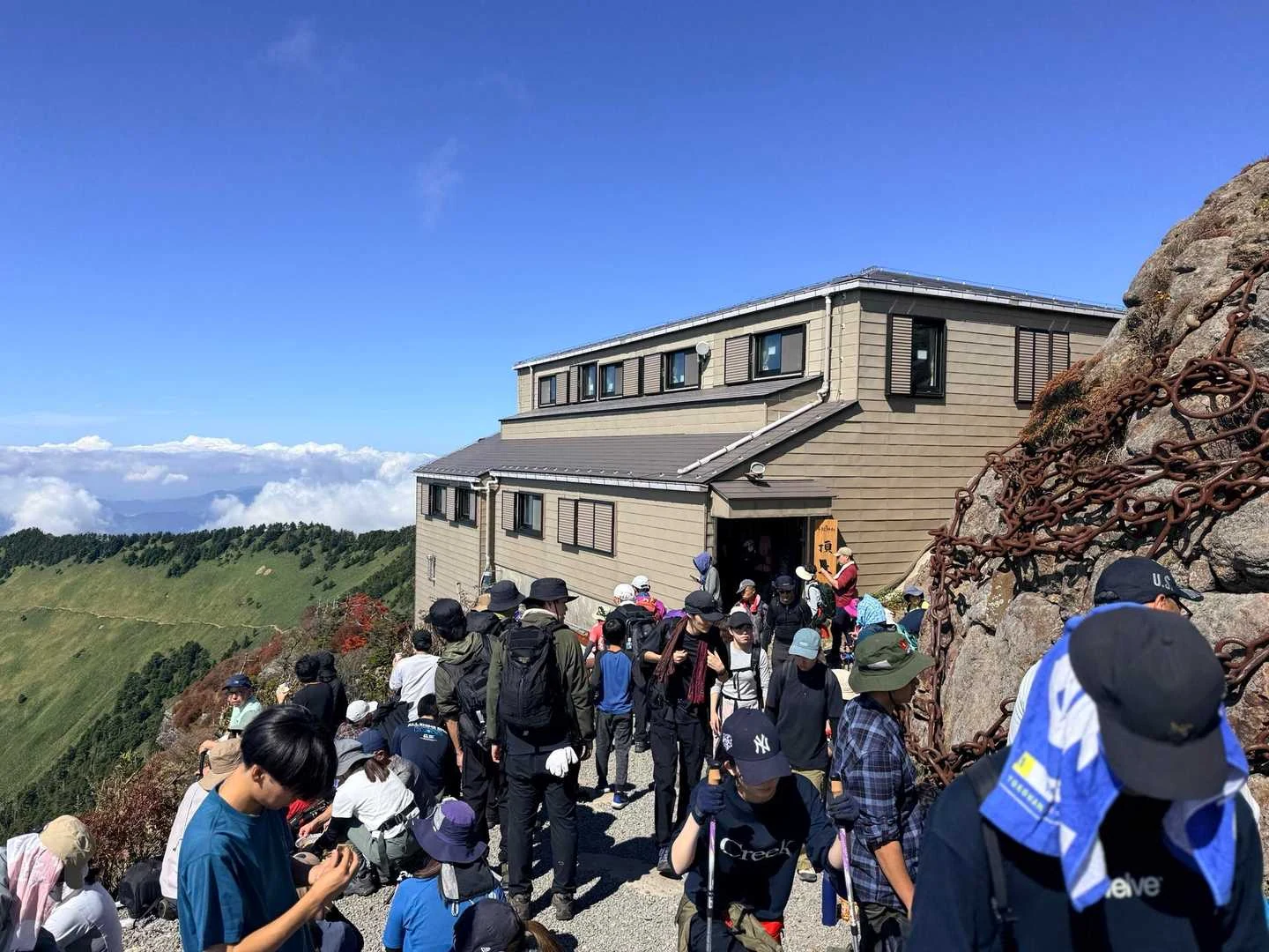 石鎚山・成就社ルート｜弥山の石鎚神社頂上山荘