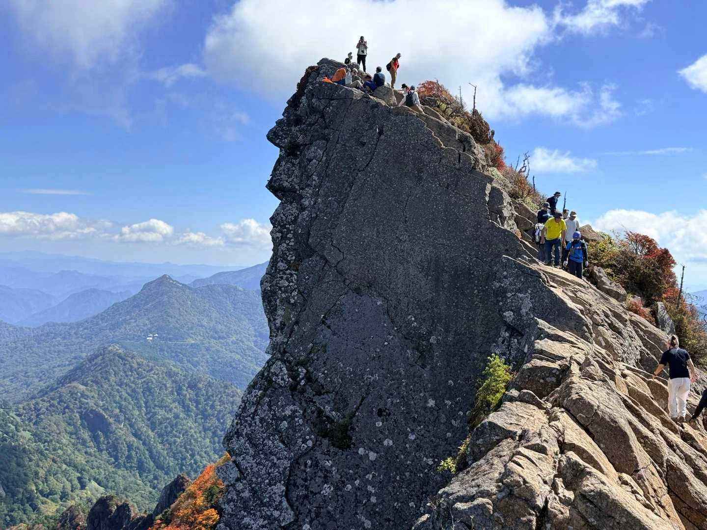 石鎚山・成就社ルート｜切り立つ天狗岳の岩壁