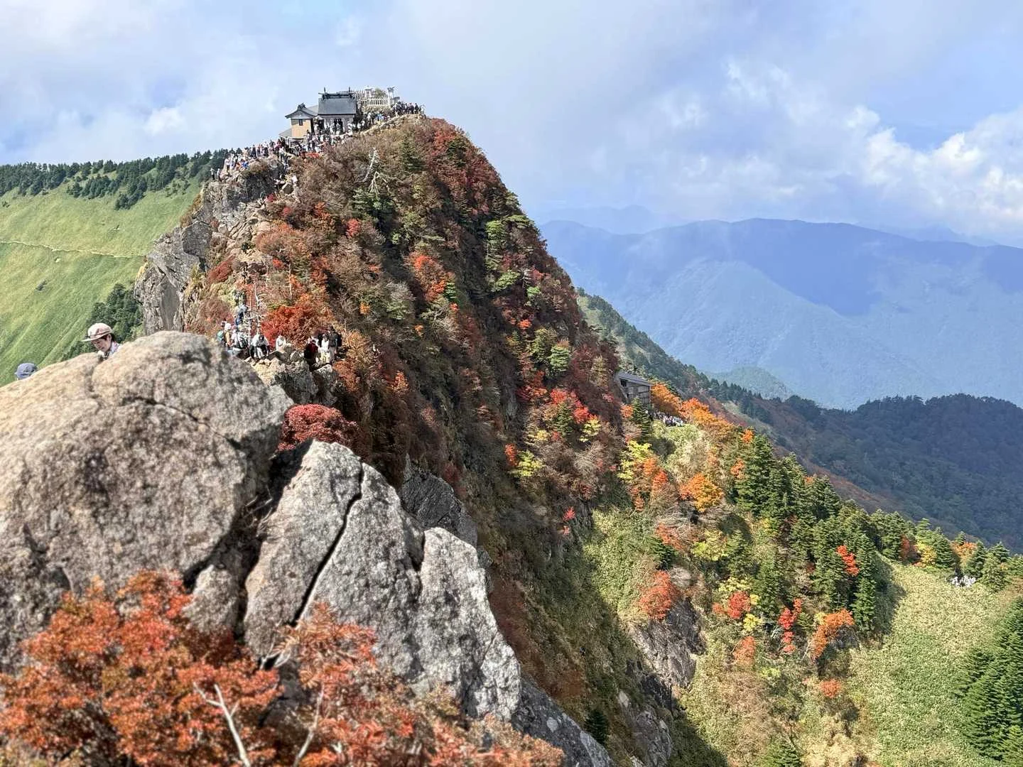 石鎚山・成就社ルート｜弥山を振り返る仲間