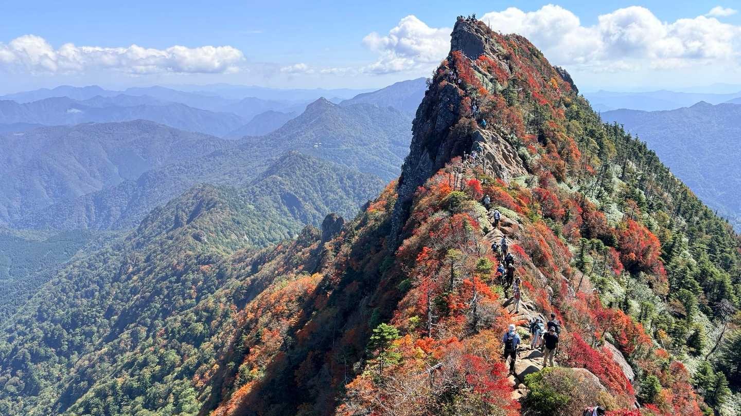 石鎚山・天狗岳へ紅葉の成就ルート｜ロープウェイ、4つの鎖場と山頂ごはん