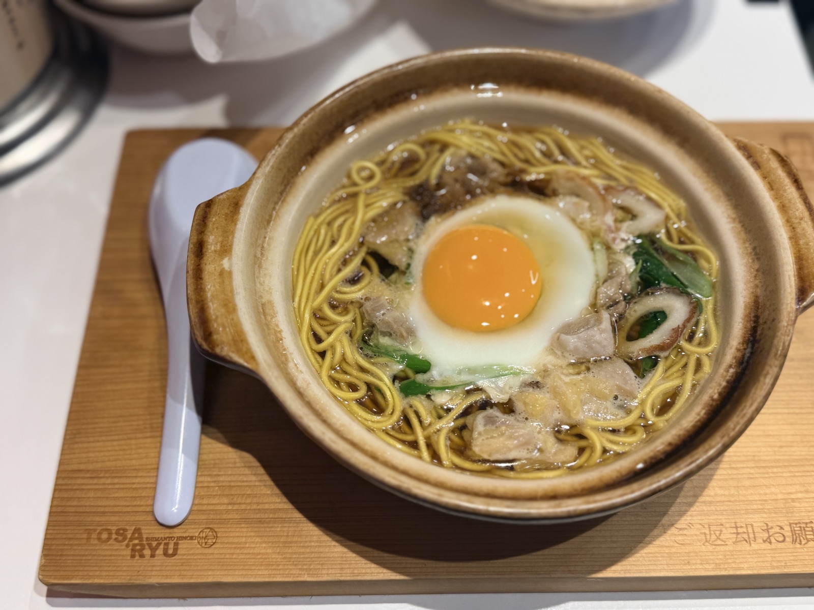 高知・ひろめ市場で食べた須崎ラーメンのミニ