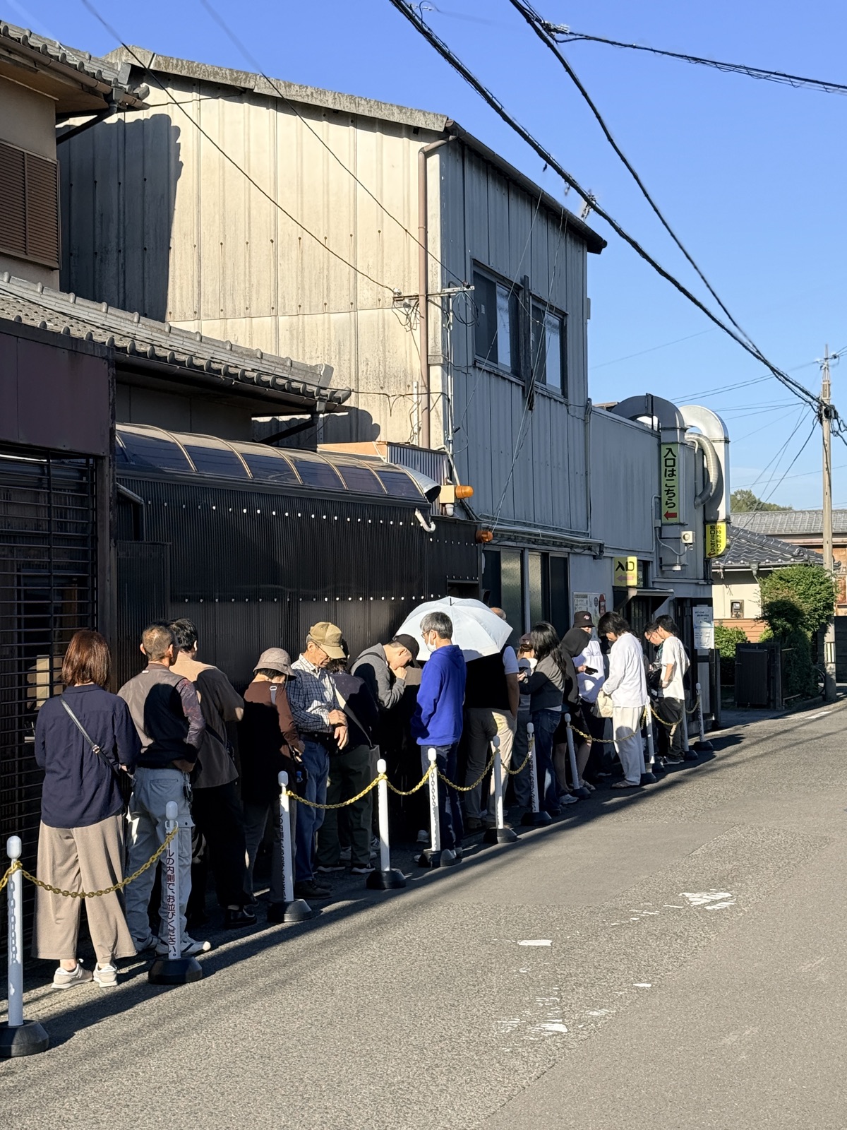 香川・山越うどんの開店前に並ぶ人たち