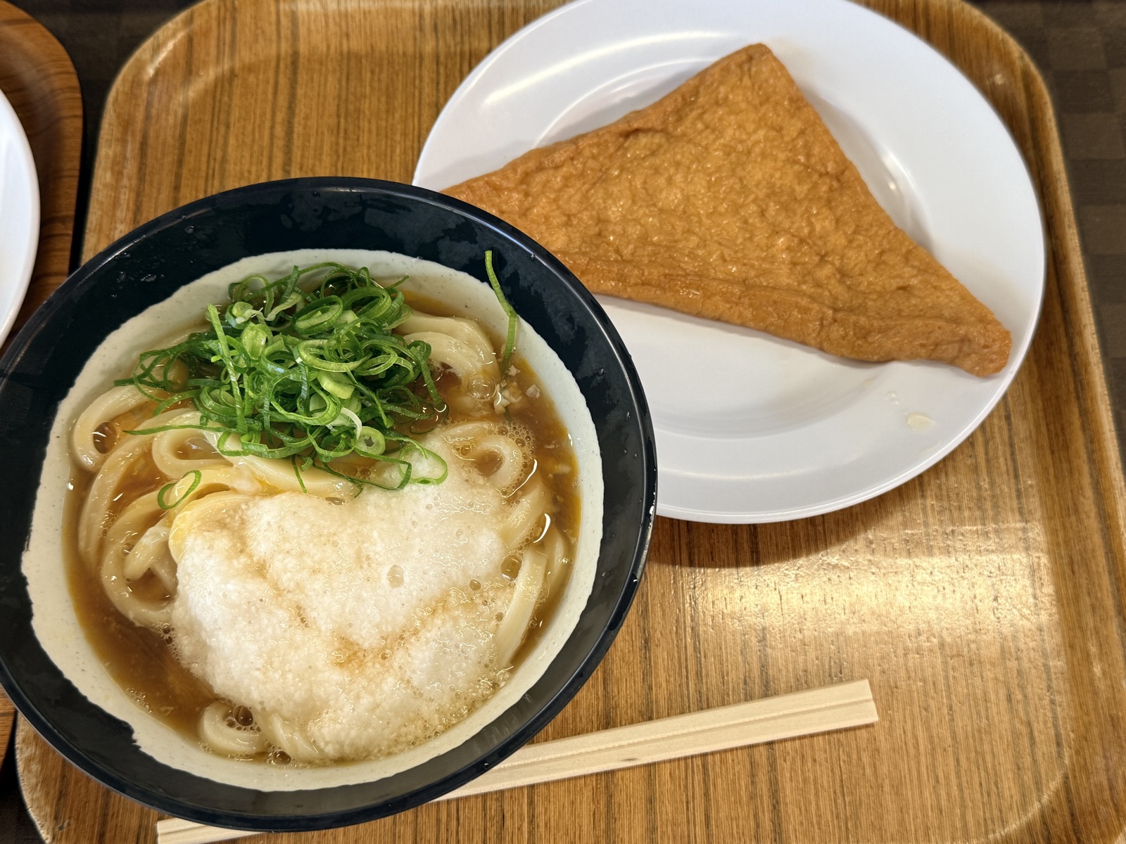 香川・山越うどんのかまたまやまと油揚げ