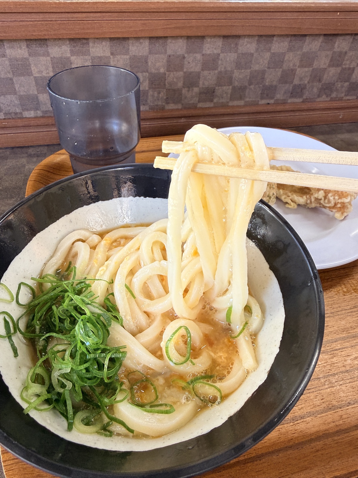 香川・山越うどんのかまたまの麺を箸で持ち上げたところ