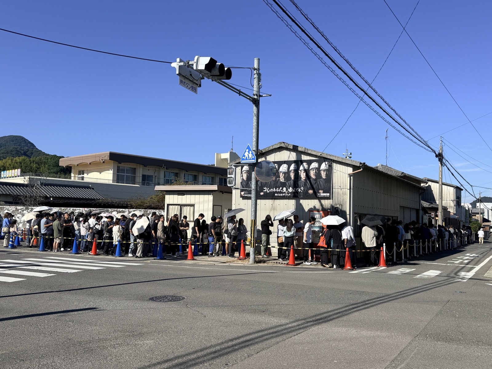 香川・山越うどんの建物を囲む行列