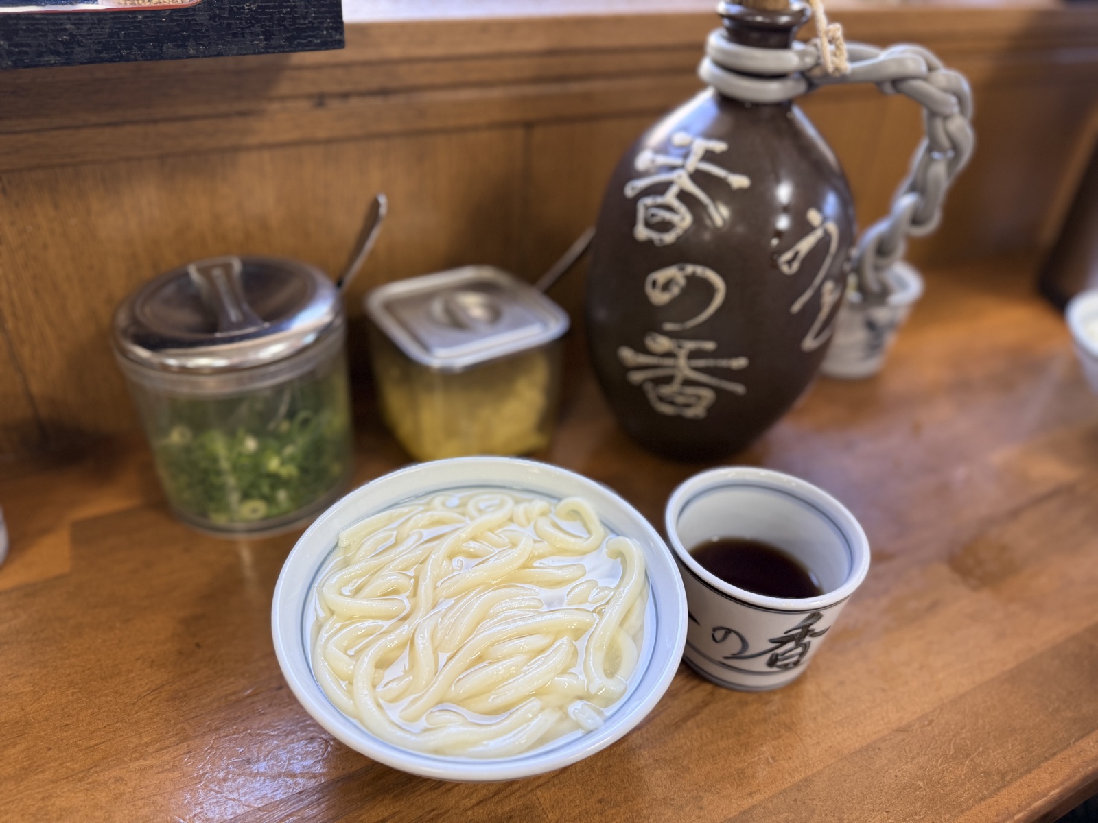 香川・長田in香の香の釜あげうどんと徳利のつけ出汁