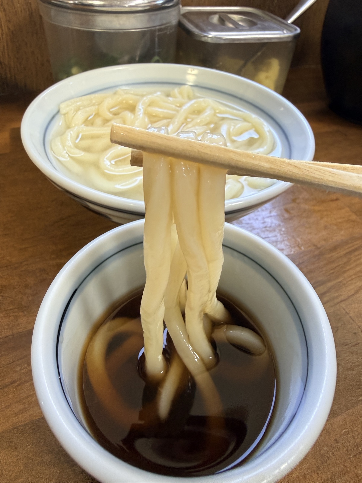 香川・長田in香の香のうどんをいりこ出汁につける