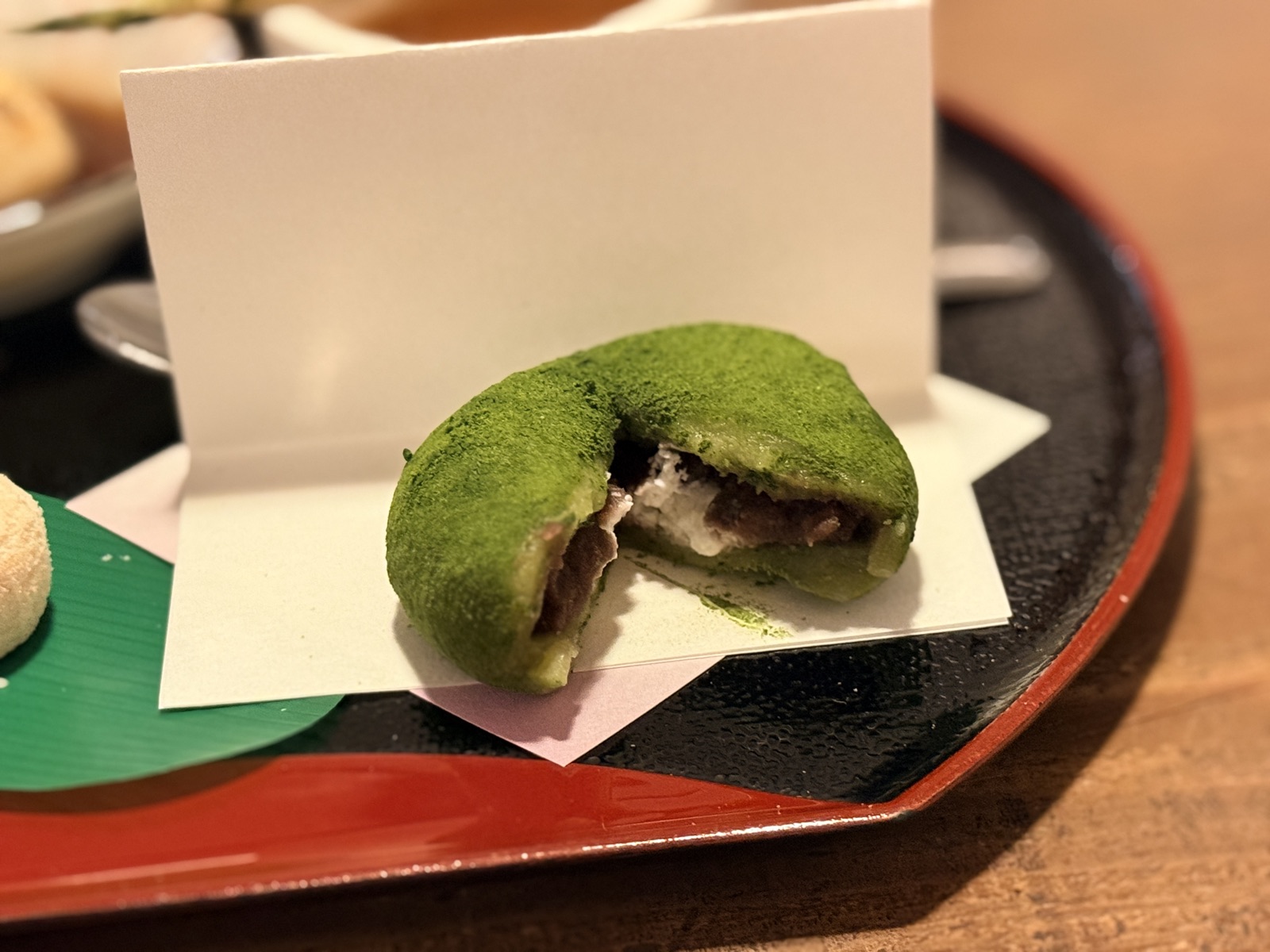愛媛・霧の森大福を切った断面と抹茶・あん・クリーム