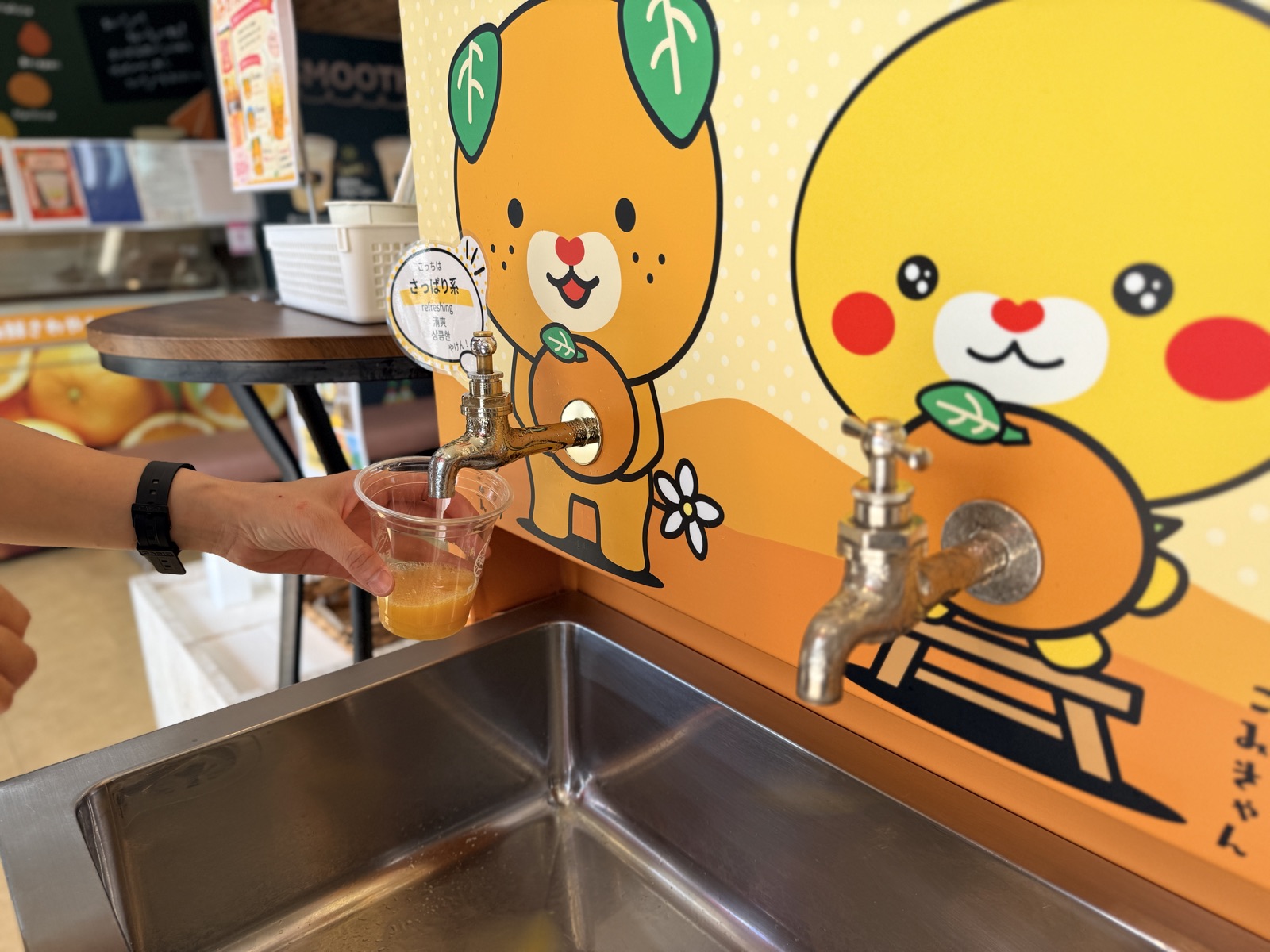 愛媛・石鎚山サービスエリアでさっぱり系みかんジュースを注ぐ