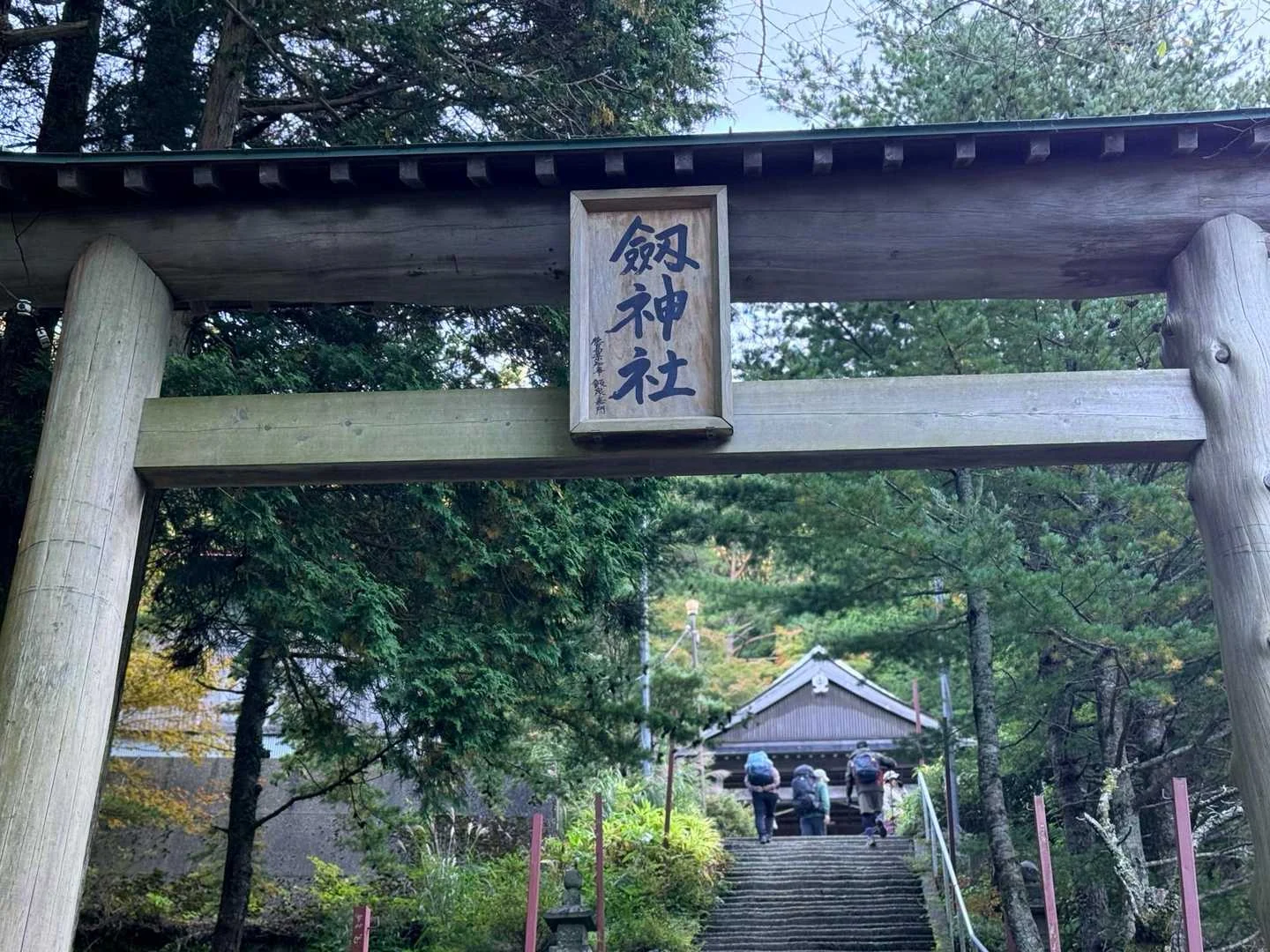 徳島県の剣山・次郎笈登山|鳥居をくぐって