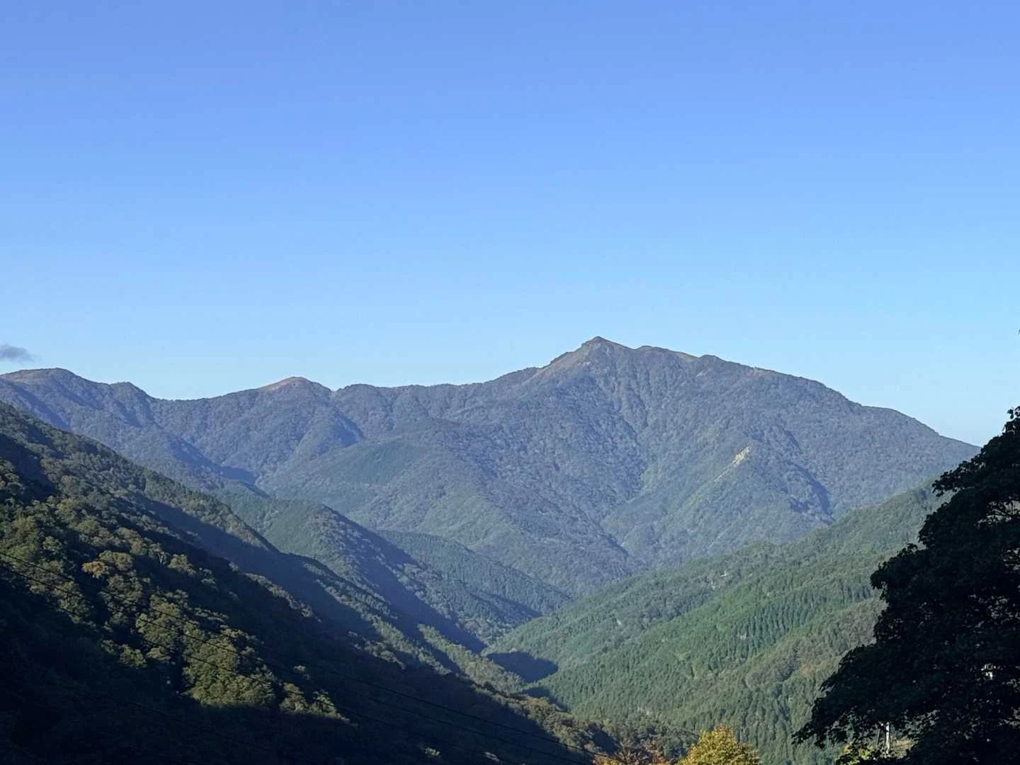徳島県の剣山・次郎笈登山|神社から望む縦走路