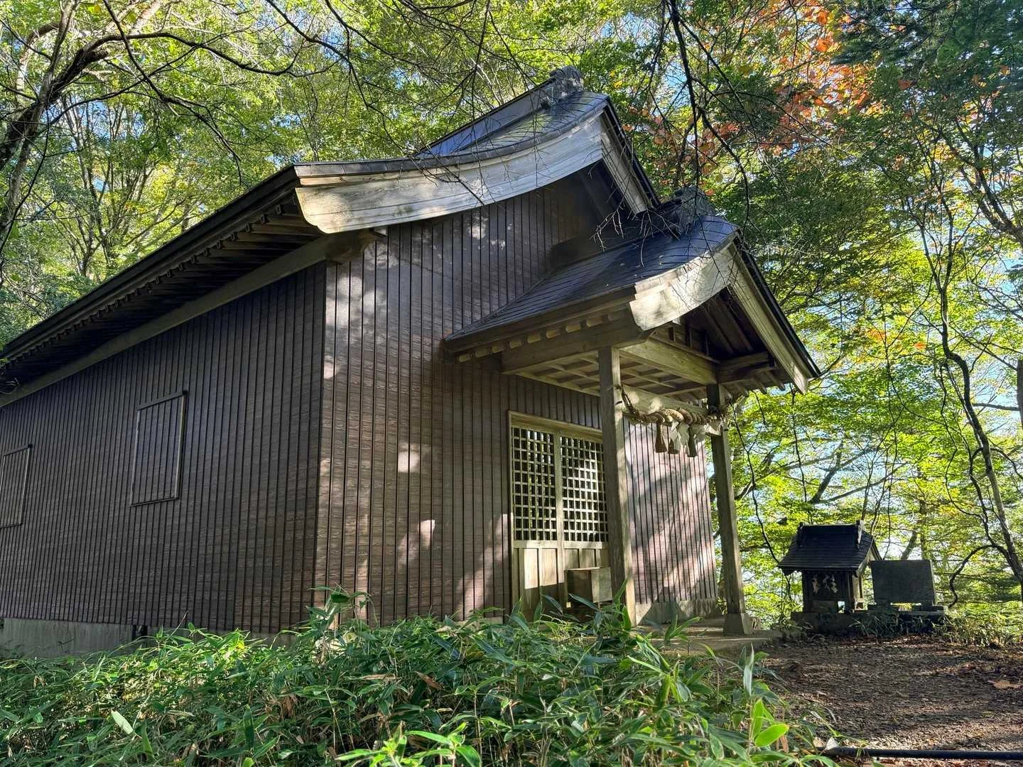 徳島県の剣山・次郎笈登山|神社の脇を通過