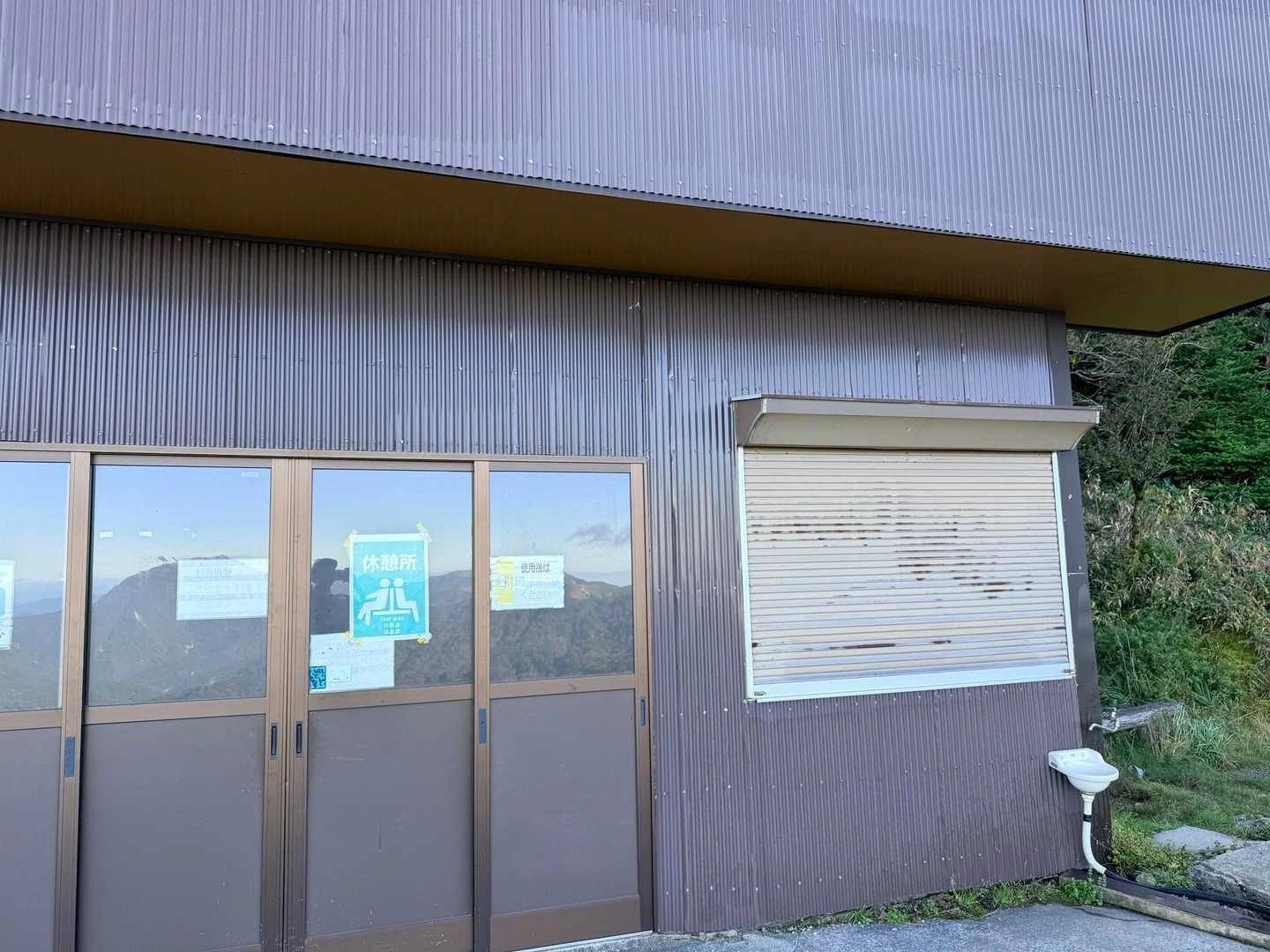 徳島県の剣山・次郎笈登山|西島駅前の休憩所