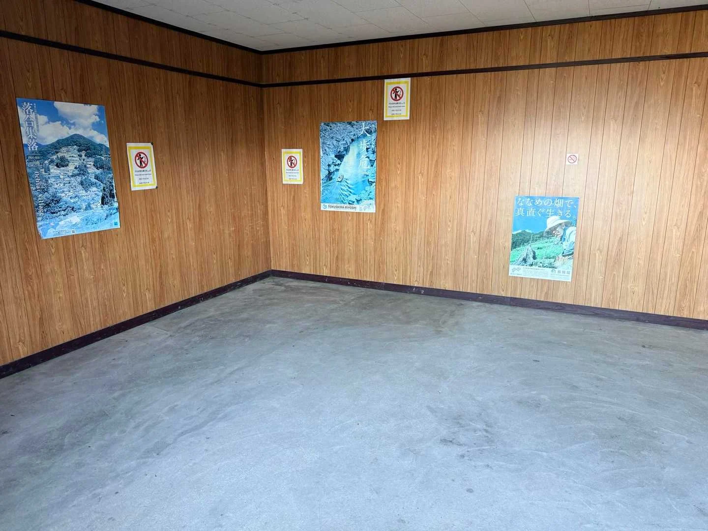 徳島県の剣山・次郎笈登山|休憩所の内部