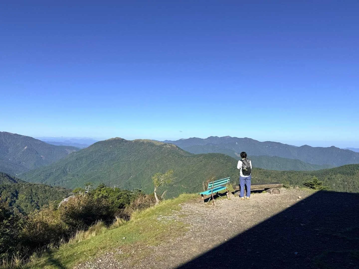 徳島県の剣山・次郎笈登山|稜線を望むベンチ