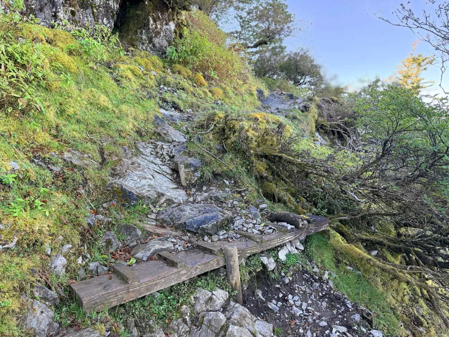 徳島県の剣山・次郎笈登山|大剱神社手前の岩