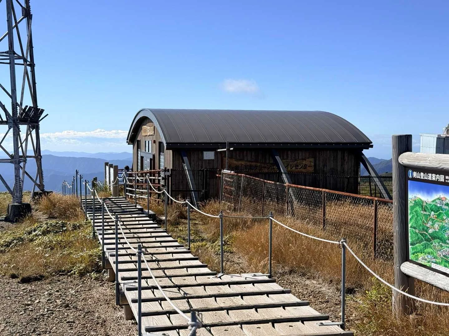徳島県の剣山・次郎笈登山|山頂のエコトイレ