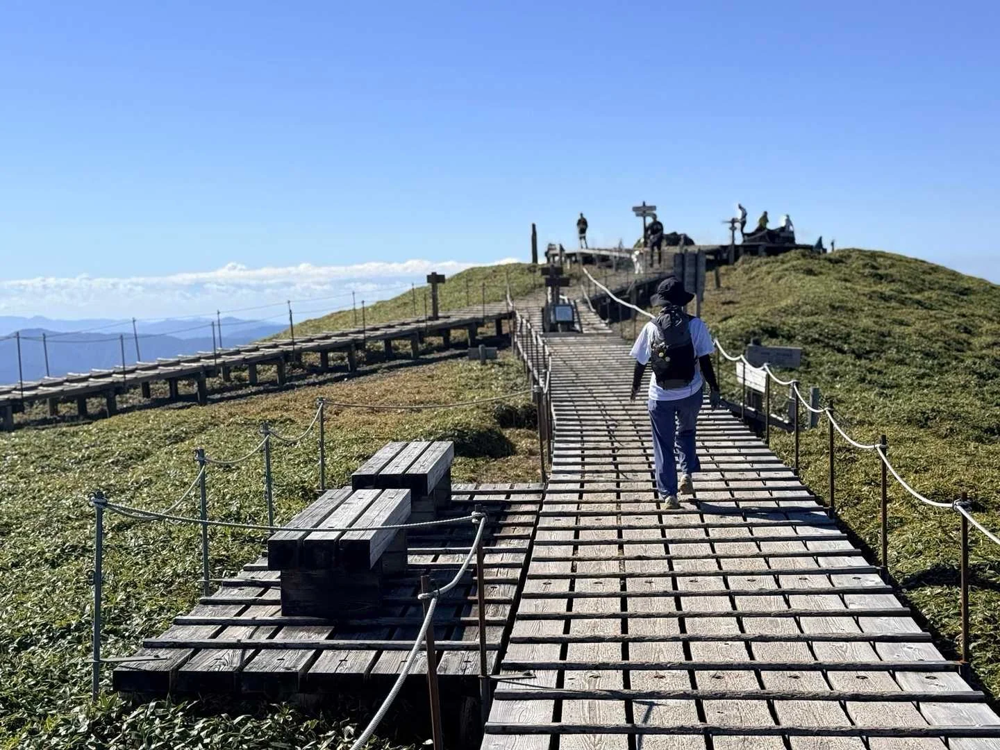 徳島県の剣山・次郎笈登山|山頂のベンチ