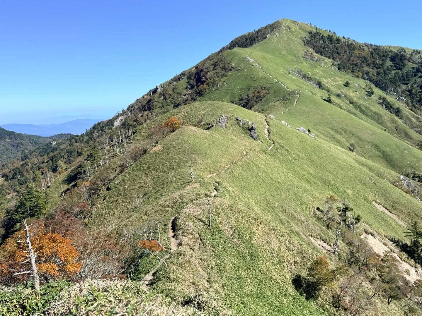 徳島県の剣山・次郎笈登山|振り返る剣山