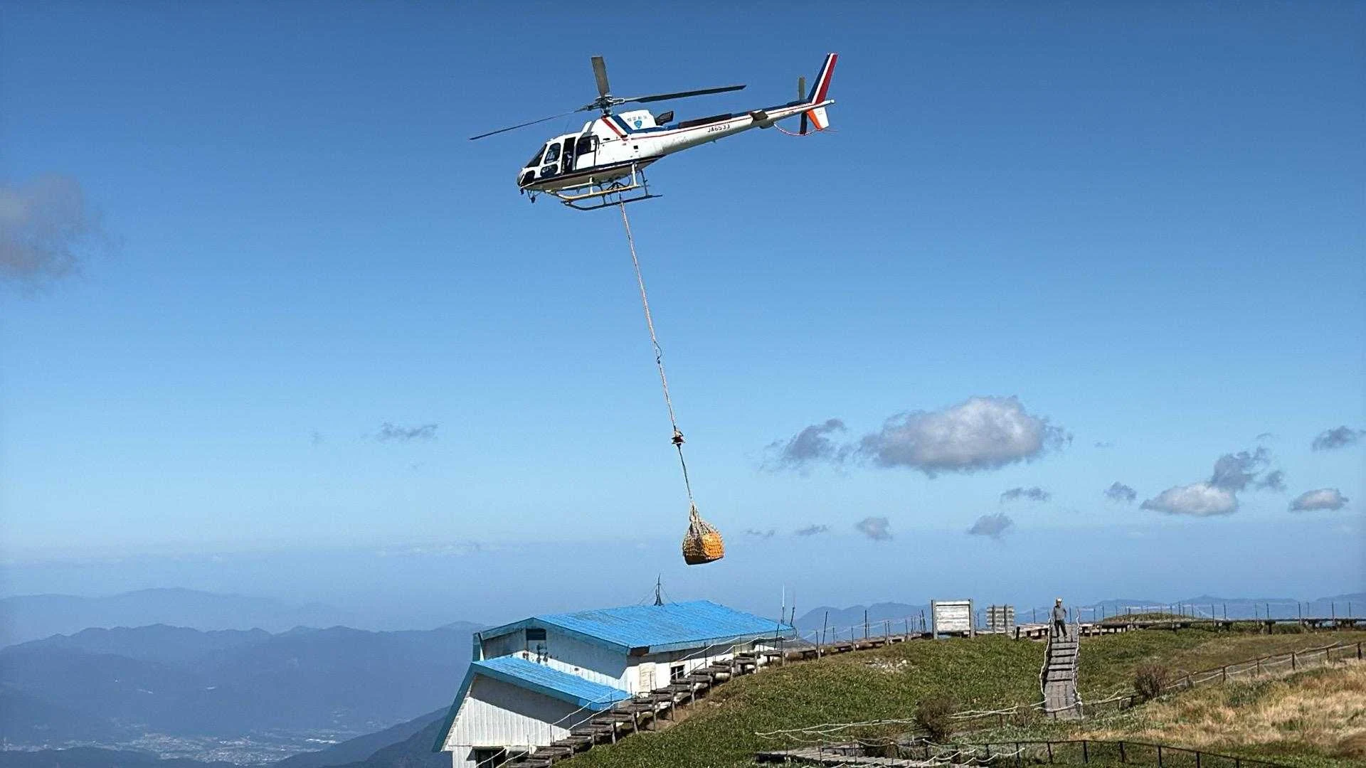 徳島県の剣山・次郎笈登山|荷を吊って飛び立つヘリ