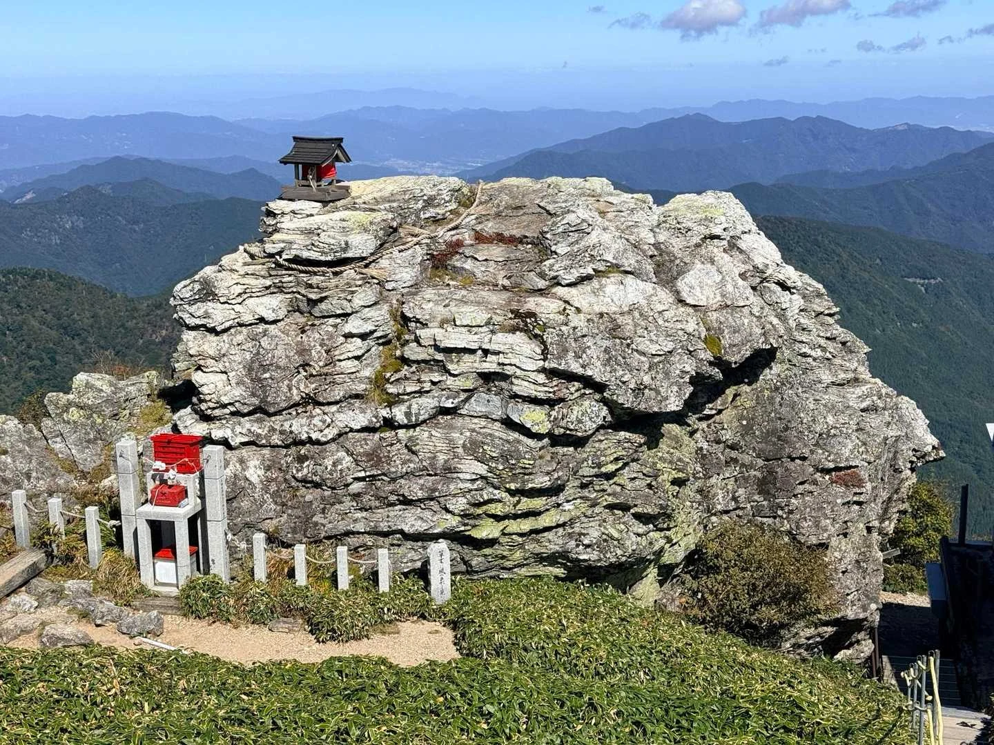 徳島県の剣山・次郎笈登山|山頂近くの岩