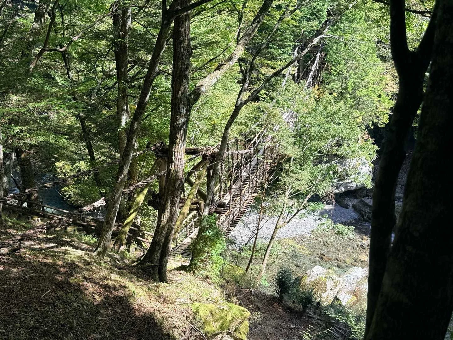 徳島県の剣山・次郎笈登山|山あいに架かる橋