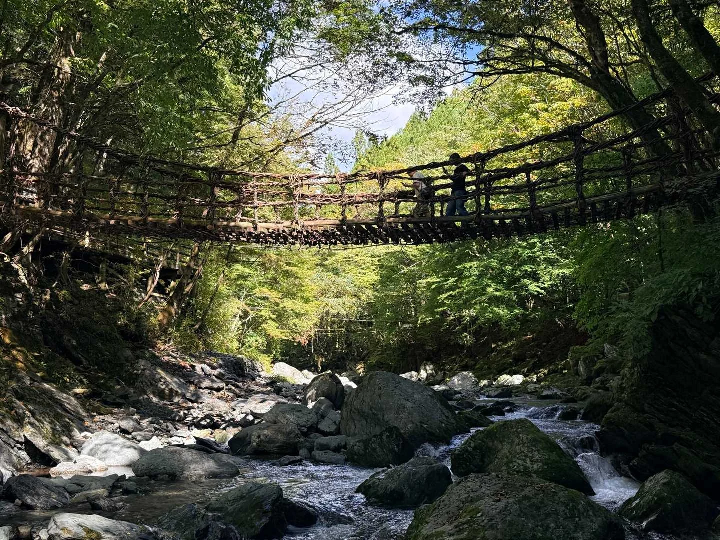 徳島県の剣山・次郎笈登山|河原から見た女橋